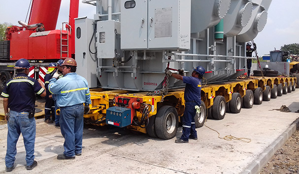 Tráiler transportando una retroexcavadora. Transporte de maquinaria pesada en Guatemala.