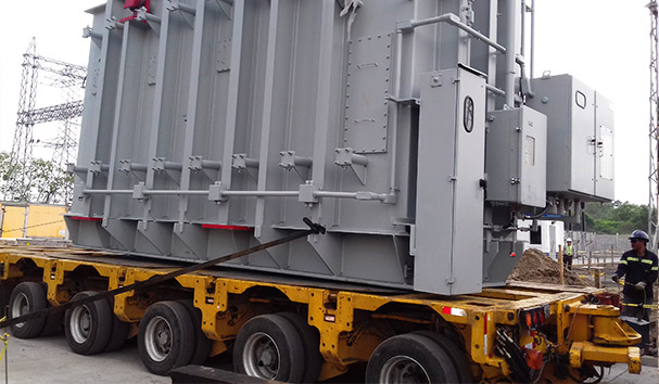 Transporte de maquinaria industrial con equipo especializado para cargas sobredimensionadas.