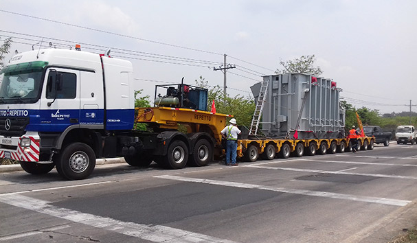 Equipo de transporte de maquinaria industrial en proyecto de construcción.