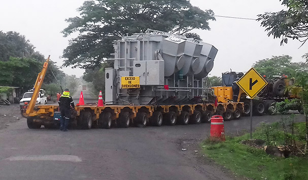 Grúa móvil cargando una máquina herramienta en un contenedor para transporte marítimo. Servicios de carga y descarga de Repetto.