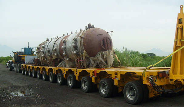 Camión transportando una turbina eólica. Transporte de maquinaria especial. Repetto.