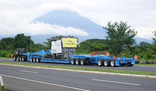 Equipo especializado para el transporte de maquinaria industrial a larga distancia.