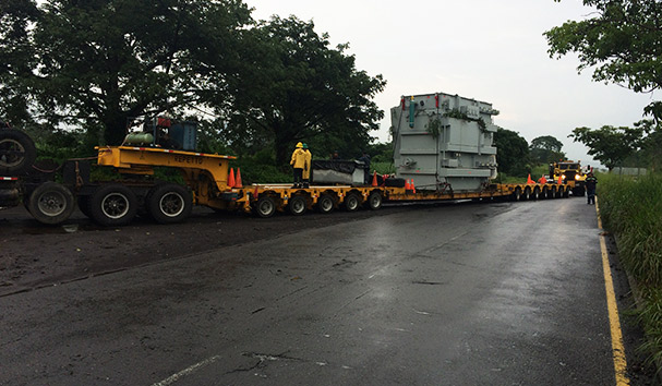 Camión plataforma transportando una excavadora Caterpillar. Transporte de maquinaria pesada en Guatemala. Repetto.