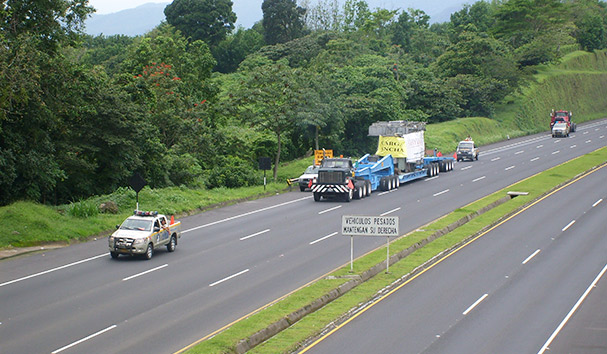 Convoy de camiones Repetto transportando maquinaria pesada para un proyecto de construcción.