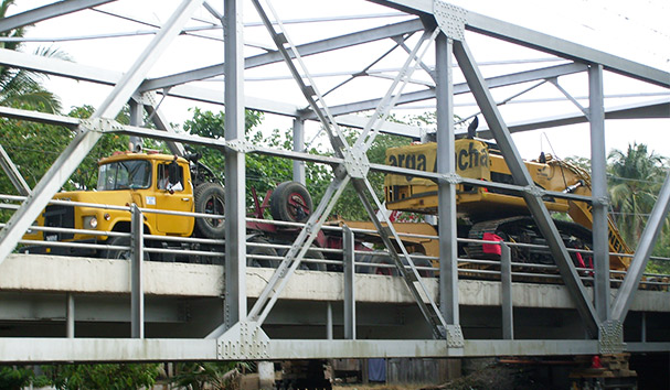 Maquinaria pesada siendo transportada a una obra en construcción. Servicios de transporte terrestre de Repetto.