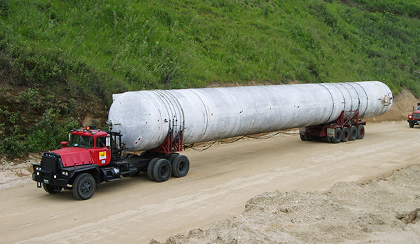 Transporte de maquinaria agrícola a través de rutas desafiantes.