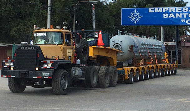 Transporte de maquinaria de construcción a zonas de difícil acceso.