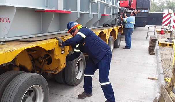 Transporte de maquinaria de construcción a zonas de difícil acceso.