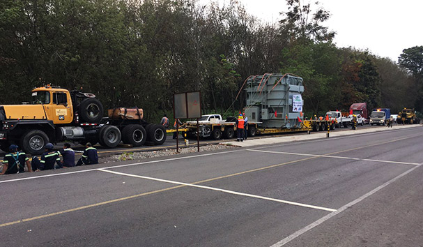 Equipo de transporte de maquinaria industrial en proyecto de construcción.