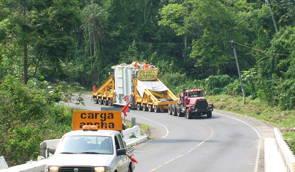 Tráiler transportando una retroexcavadora. Transporte de maquinaria pesada en Guatemala.