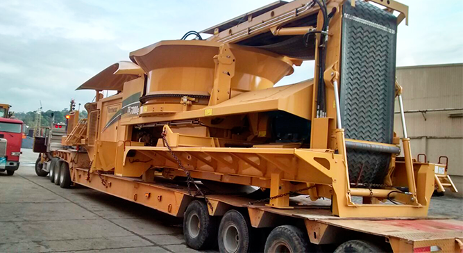 Alquiler de lowboy en Guatemala para transporte de carga sobredimensionada.