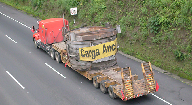 Lowboy en operación, ideal para el transporte de maquinaria pesada en Guatemala.