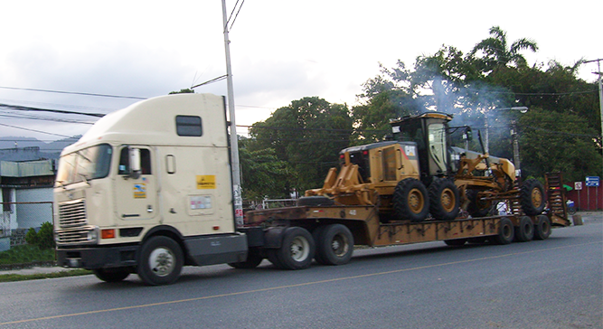 Lowboy en carretera, servicio especializado de transporte en Guatemala.
